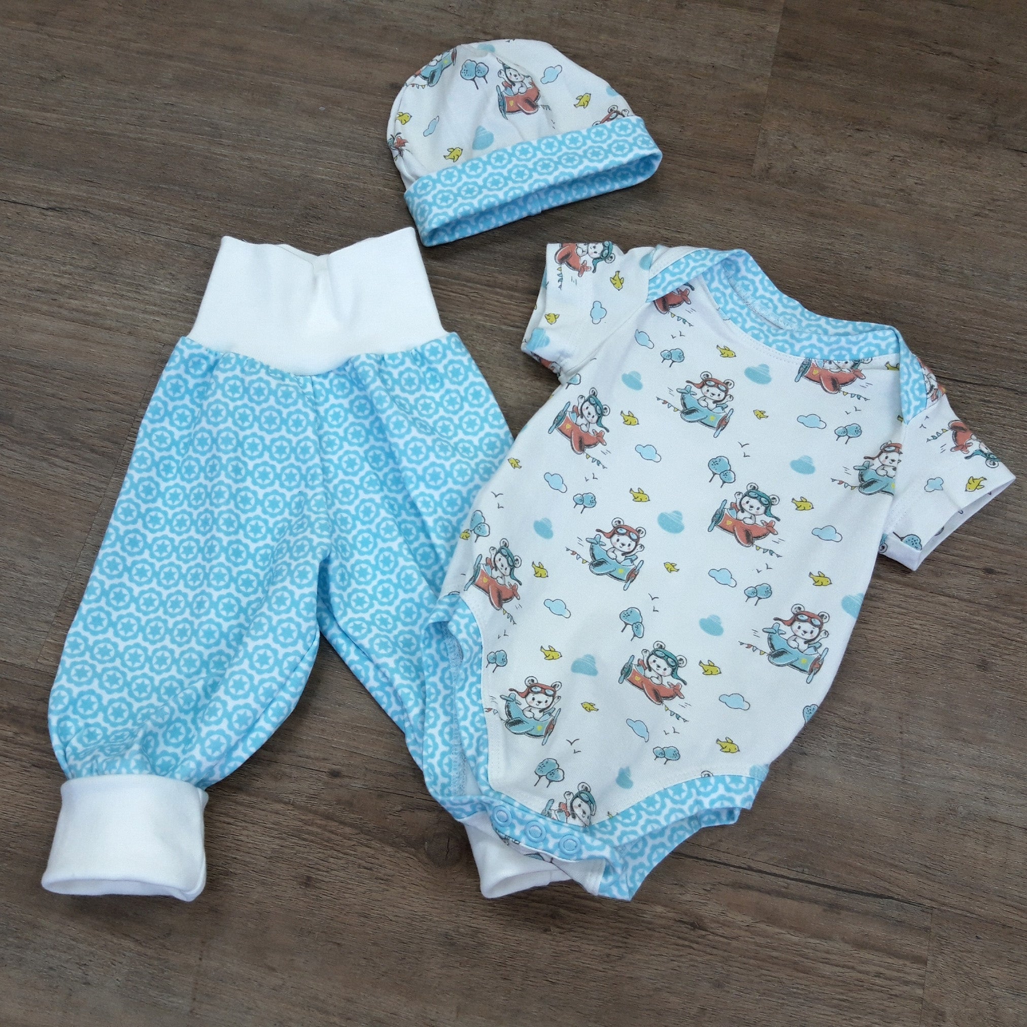 Babyhose, Mütze & Dreieckstuch "Flugzeug"