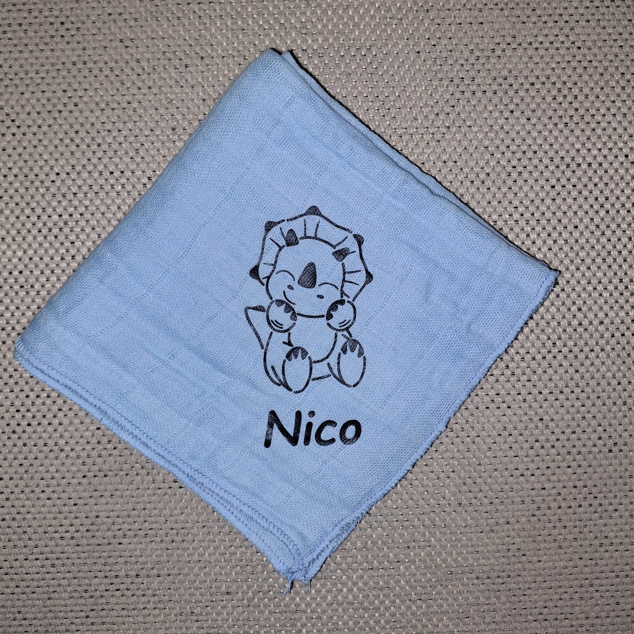 Nuscheli Dinosaurier Triceratops, diverse Farben