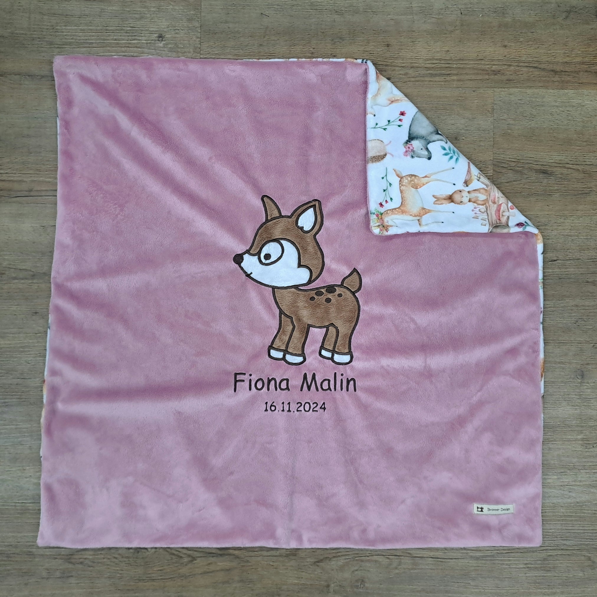 Babykuscheldecke mit Reh in altrosa und mit Waldtieren auf der Rückseite