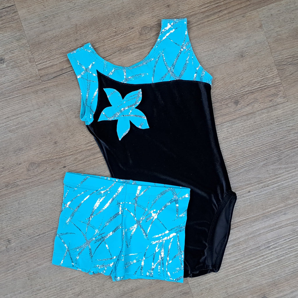 Turndress ohne Ärmel in schwarz und türkis/silber mit passender Short in türkis/silber