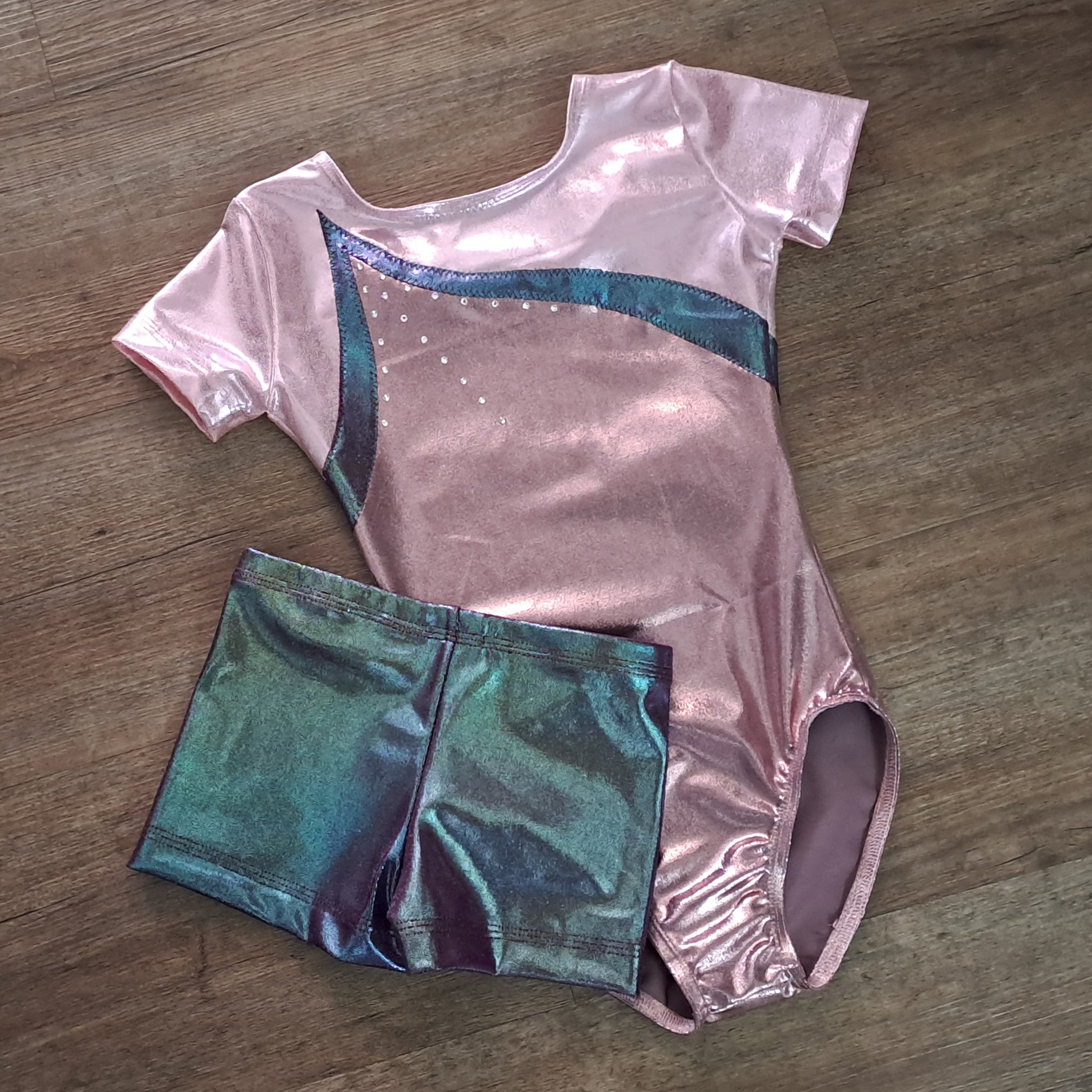 Turndress mit kurzen Ärmeln in rosa und bordeaux mit Strasssteinen und passenden Shorts in bordeaux