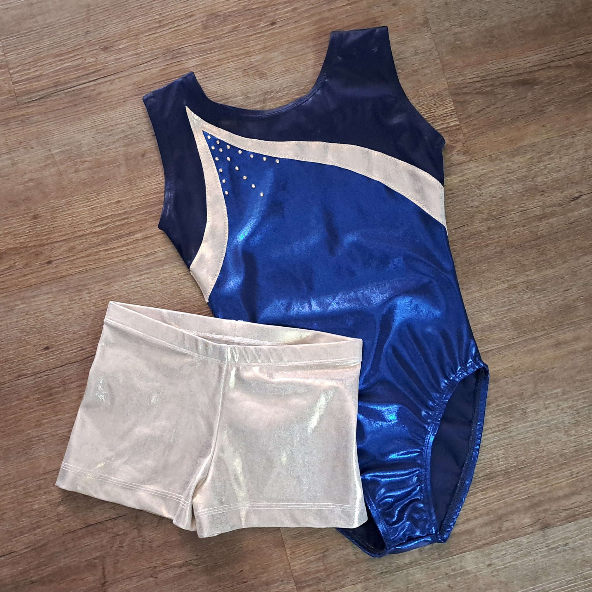 Turndress ohne Ärmel in marin, blau und gold und mit Strassteinen und passenden Shorts in gold