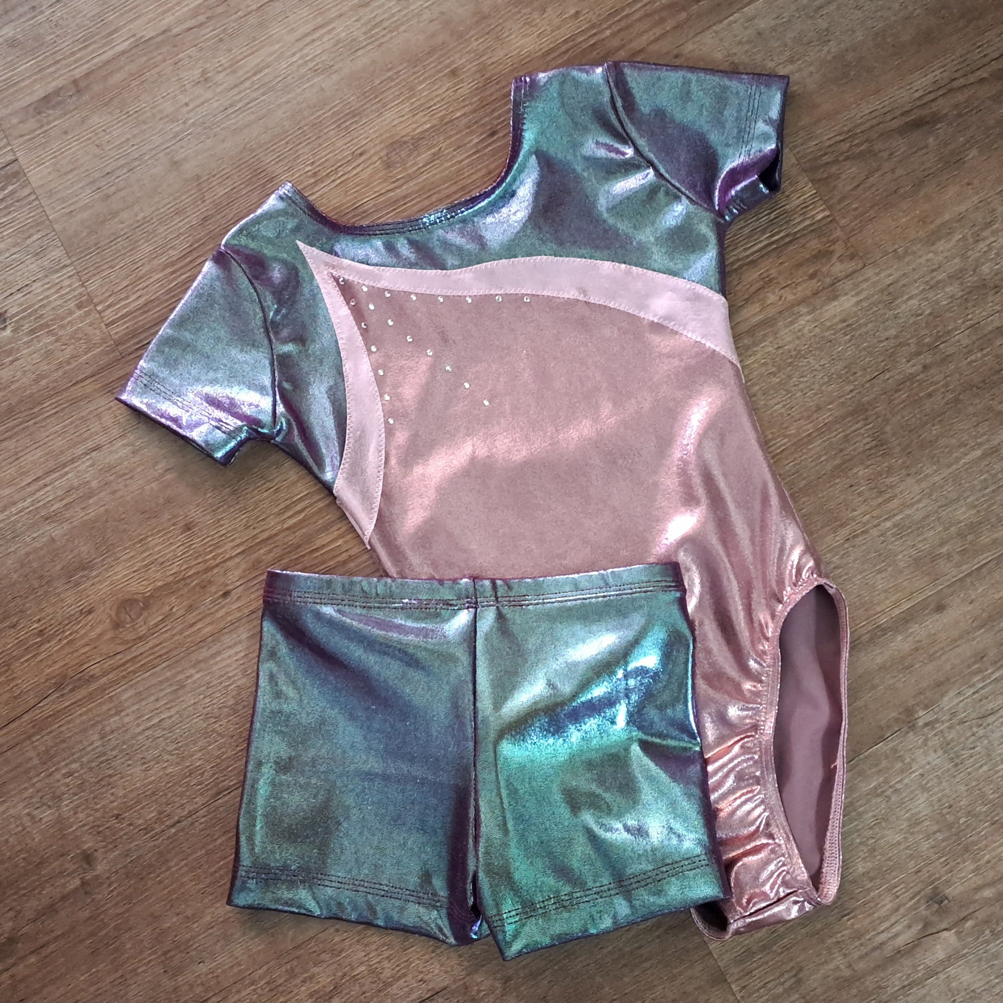 Turndress mit kurzen Ärmeln in rosa und bordeaux und Strasssteinen mit passenden Shorts in bordeau