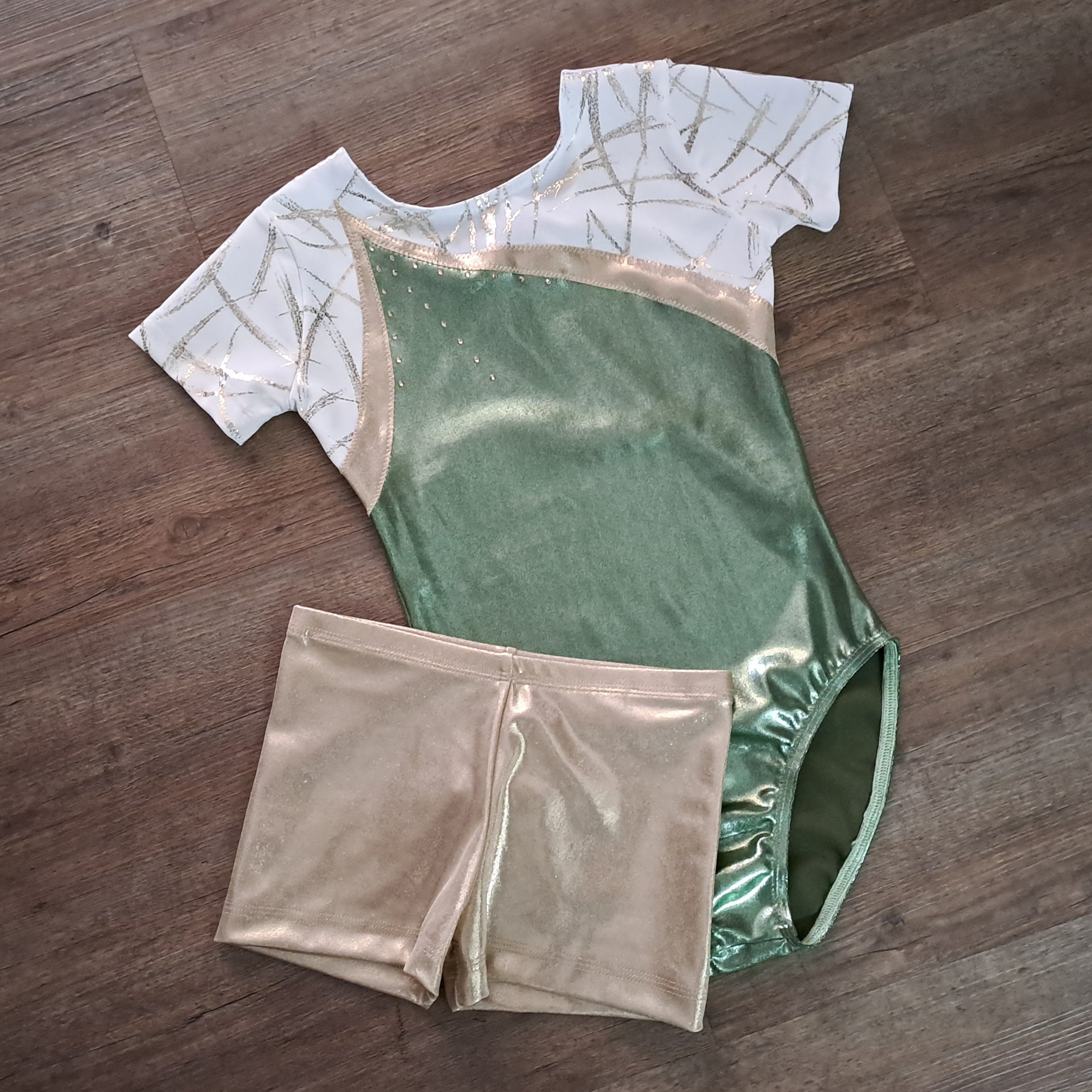 Turndress mit kurzen Ärmeln in hellgrün gold und crème und Strasssteinen mit passenden Shorts in gold