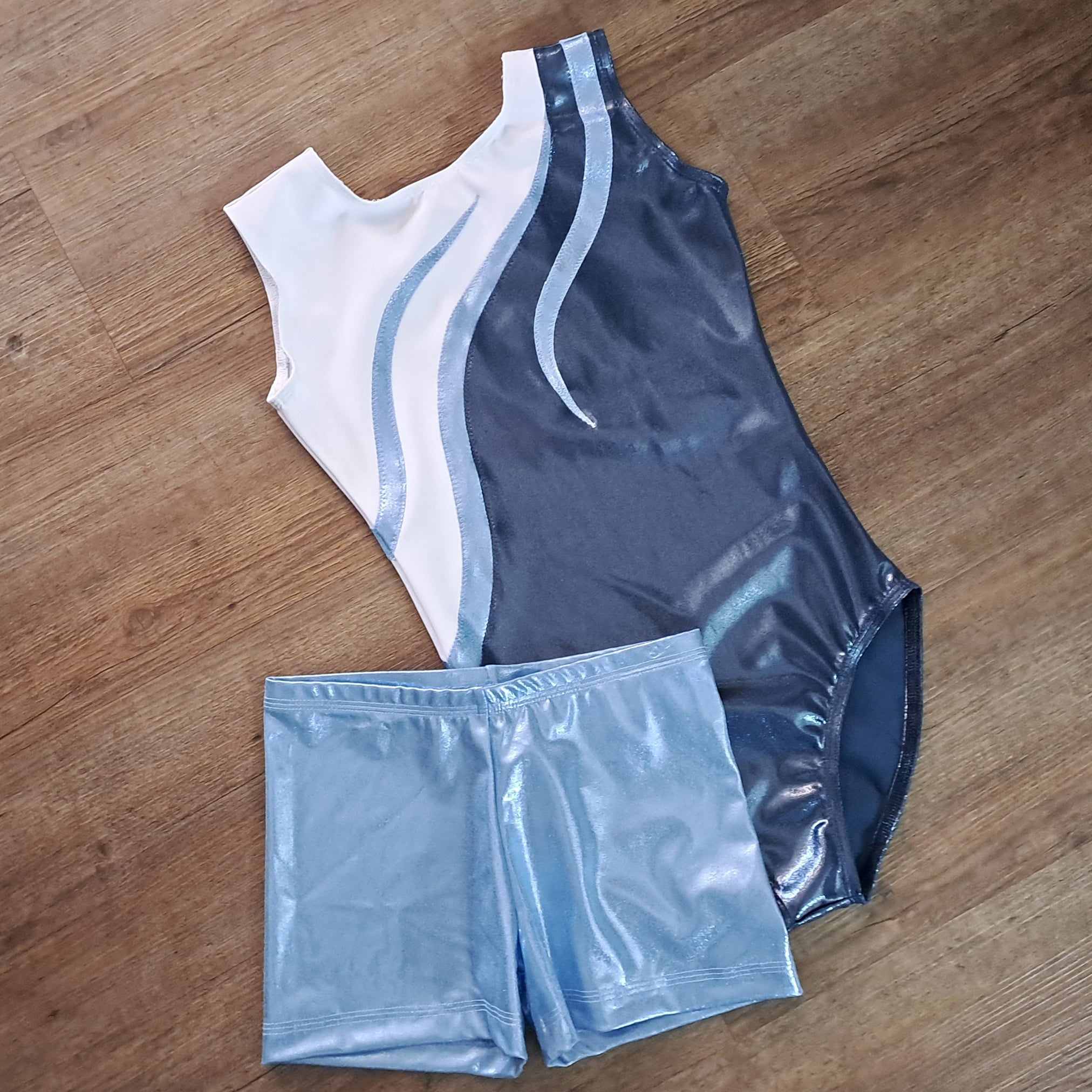 Turndress ohne Ärmel in weiss und blau mit passender Shorts