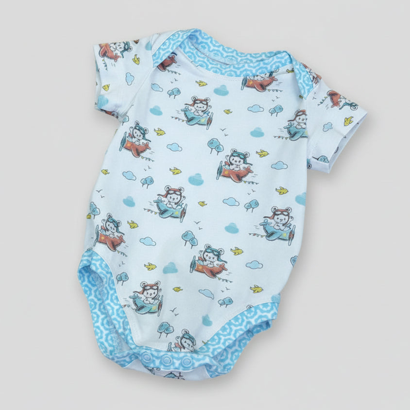 Babybody aus Baumwolljersey mit Flugzeugmotive in weiss und türkis, handgefertigt in der Schweiz, Swiss Made