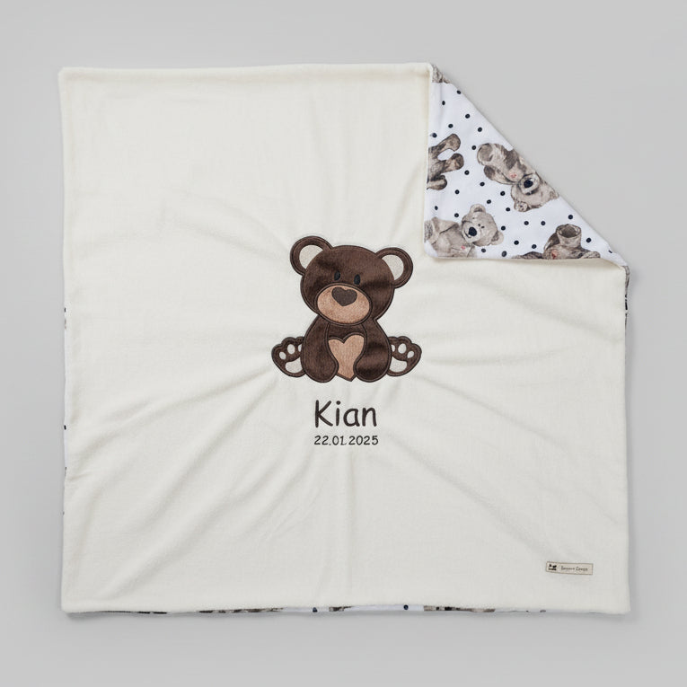 Personalisierte Babydecke als Geburtsgeschenk – kuschelige Minky-Decke mit Bär-Applikation in Creme, 73 x 73 cm, bestickt mit Name und Geburtsdatum, Swiss Made