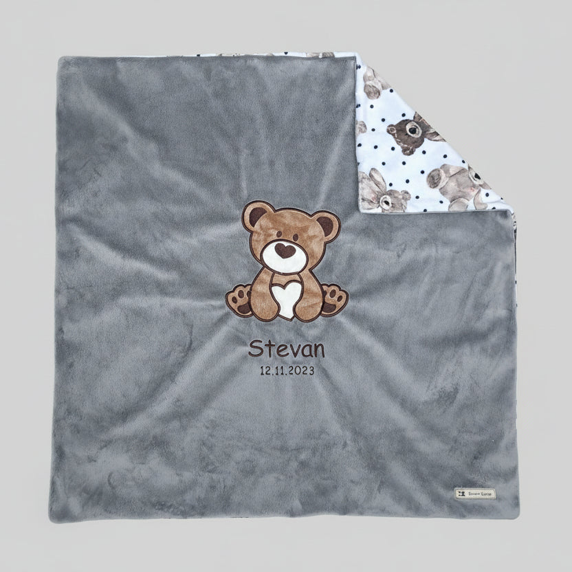 Personalisierte Babydecke als Geburtsgeschenk – kuschelige Minky-Decke mit Bär-Applikation in Dunkelgrau, 73 x 73 cm, bestickt mit Name und Geburtsdatum, Swiss Made