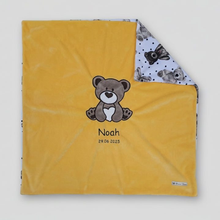 Personalisierte Babydecke als Geburtsgeschenk – kuschelige Minky-Decke mit Bär-Applikation in gelb, 73 x 73 cm, bestickt mit Name und Geburtsdatum, Swiss Made