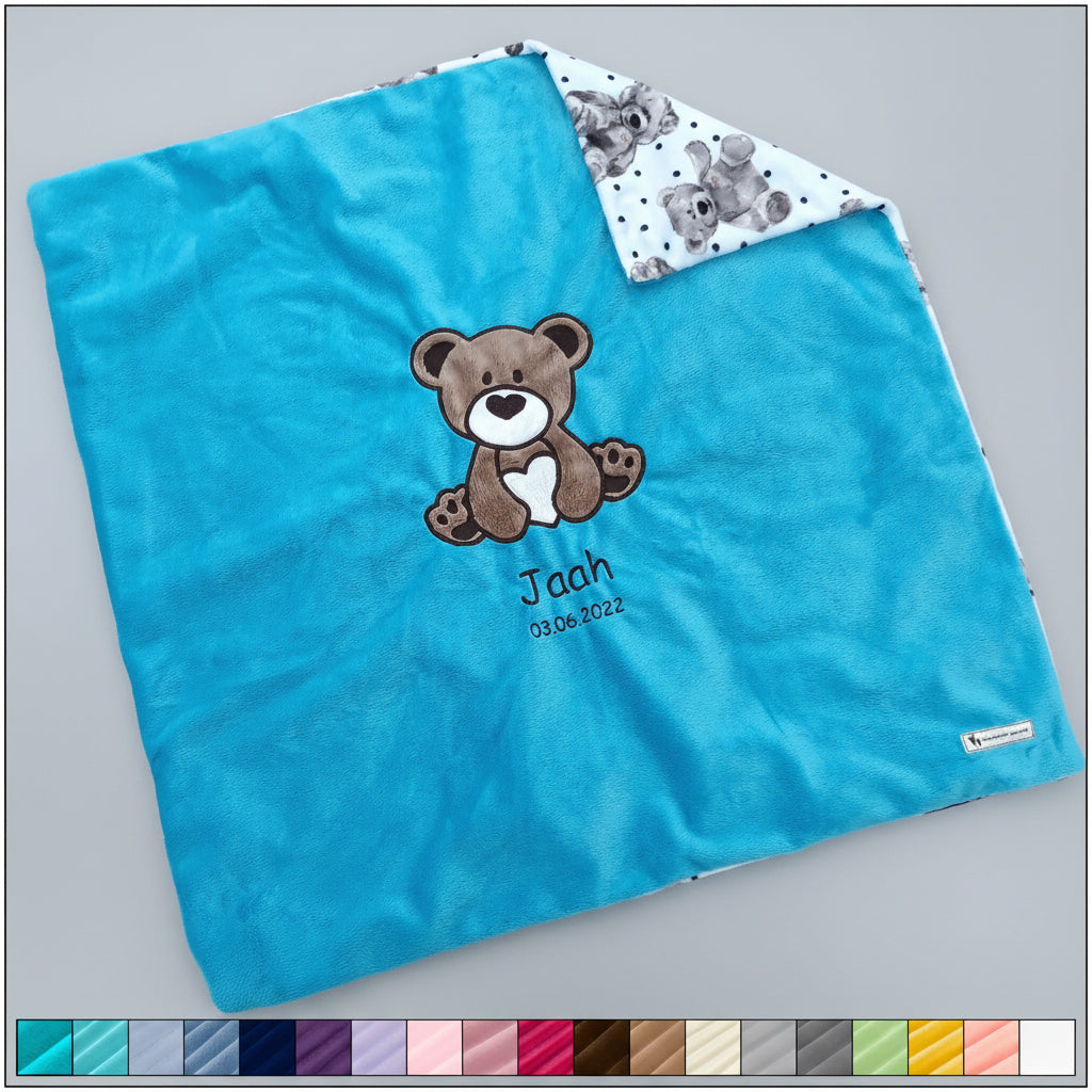 Personalisierte Babydecke als Geburtsgeschenk – kuschelige Minky-Decke mit Bär-Applikation, 73 x 73 cm, bestickt mit Name und Geburtsdatum, Swiss Made