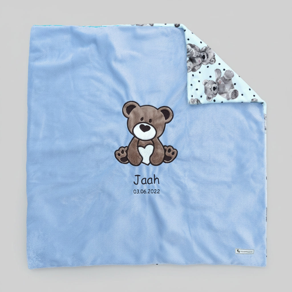 Personalisierte Babydecke als Geburtsgeschenk – kuschelige Minky-Decke mit Bär-Applikation in Hellblau, 73 x 73 cm, bestickt mit Name und Geburtsdatum, Swiss Made