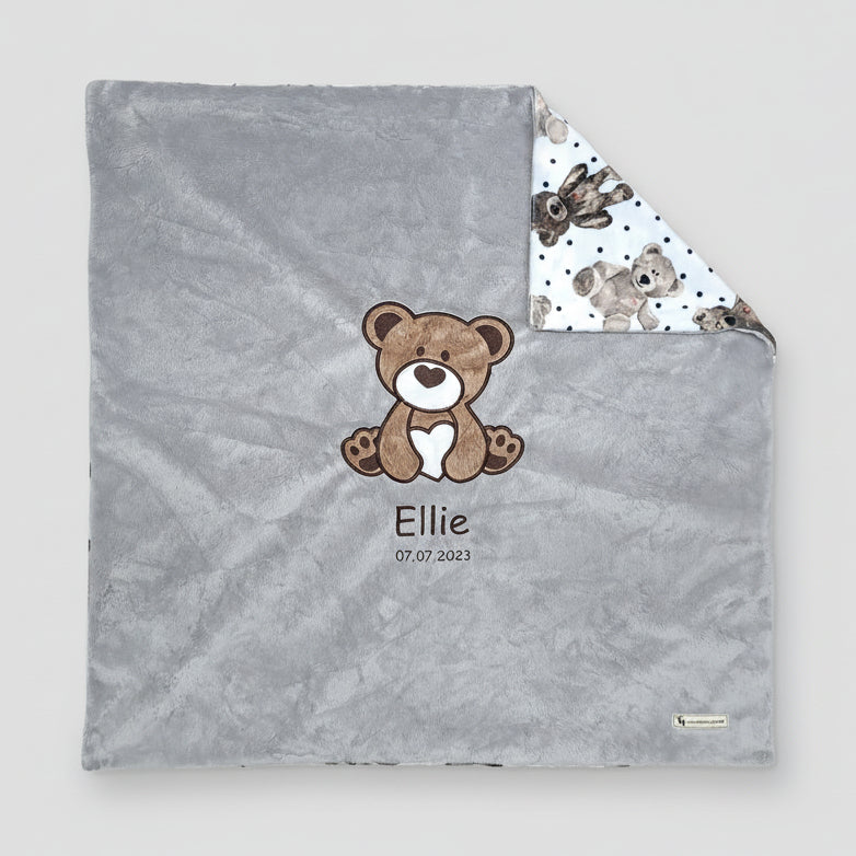 Personalisierte Babydecke als Geburtsgeschenk – kuschelige Minky-Decke mit Bär-Applikation in Hellgrau 73 x 73 cm, bestickt mit Name und Geburtsdatum, Swiss Made