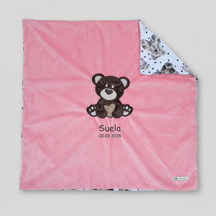 Personalisierte Babydecke als Geburtsgeschenk – kuschelige Minky-Decke mit Bär-Applikation in Korall, 73 x 73 cm, bestickt mit Name und Geburtsdatum, Swiss Made