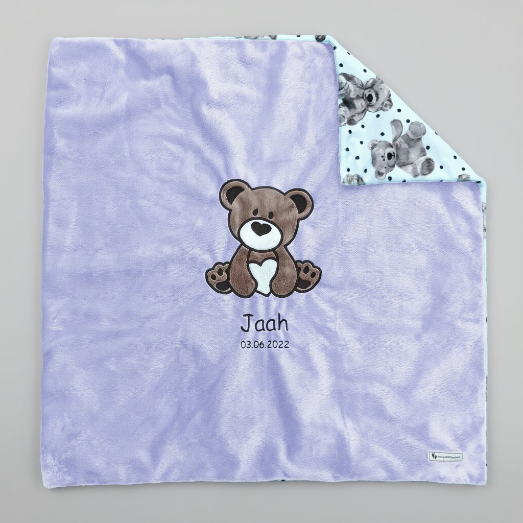 Personalisierte Babydecke als Geburtsgeschenk – kuschelige Minky-Decke mit Bär-Applikation in Lila, 73 x 73 cm, bestickt mit Name und Geburtsdatum, Swiss Made