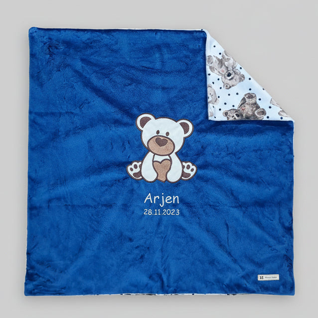 Personalisierte Babydecke als Geburtsgeschenk – kuschelige Minky-Decke mit Bär-Applikation in Marineblau, 73 x 73 cm, bestickt mit Name und Geburtsdatum, Swiss Made