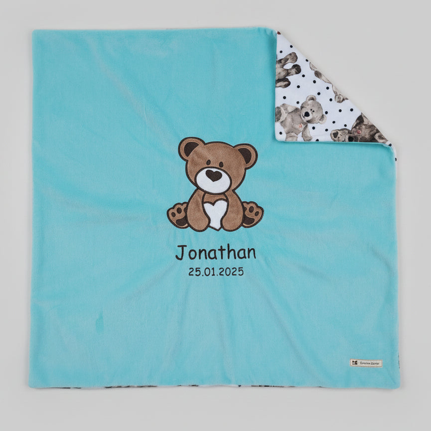 Personalisierte Babydecke als Geburtsgeschenk – kuschelige Minky-Decke mit Bär-Applikation in Mint, 73 x 73 cm, bestickt mit Name und Geburtsdatum, Swiss Made