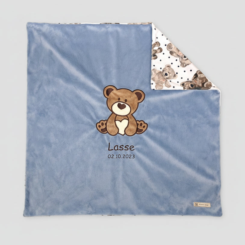 Personalisierte Babydecke als Geburtsgeschenk – kuschelige Minky-Decke mit Bär-Applikation in Rauchgrau, 73 x 73 cm, bestickt mit Name und Geburtsdatum, Swiss Made