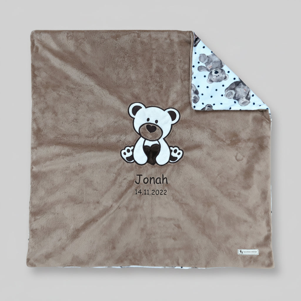 Personalisierte Babydecke als Geburtsgeschenk – kuschelige Minky-Decke mit Bär-Applikation in Taupe, 73 x 73 cm, bestickt mit Name und Geburtsdatum, Swiss Made