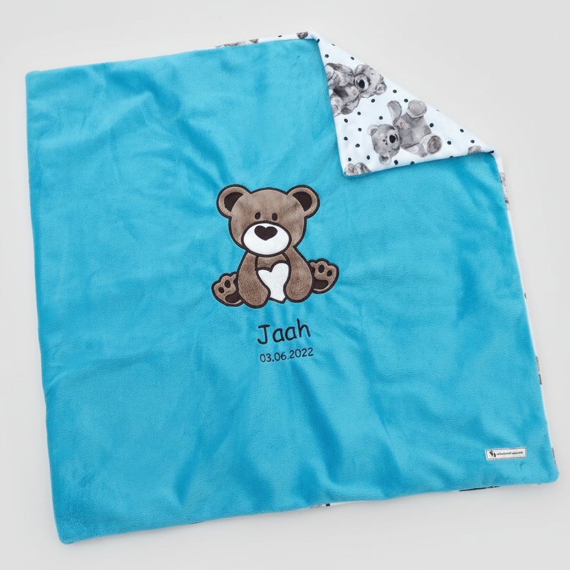 Personalisierte Babydecke als Geburtsgeschenk – kuschelige Minky-Decke mit Bär-Applikation in Türkis, 73 x 73 cm, bestickt mit Name und Geburtsdatum, Swiss Made