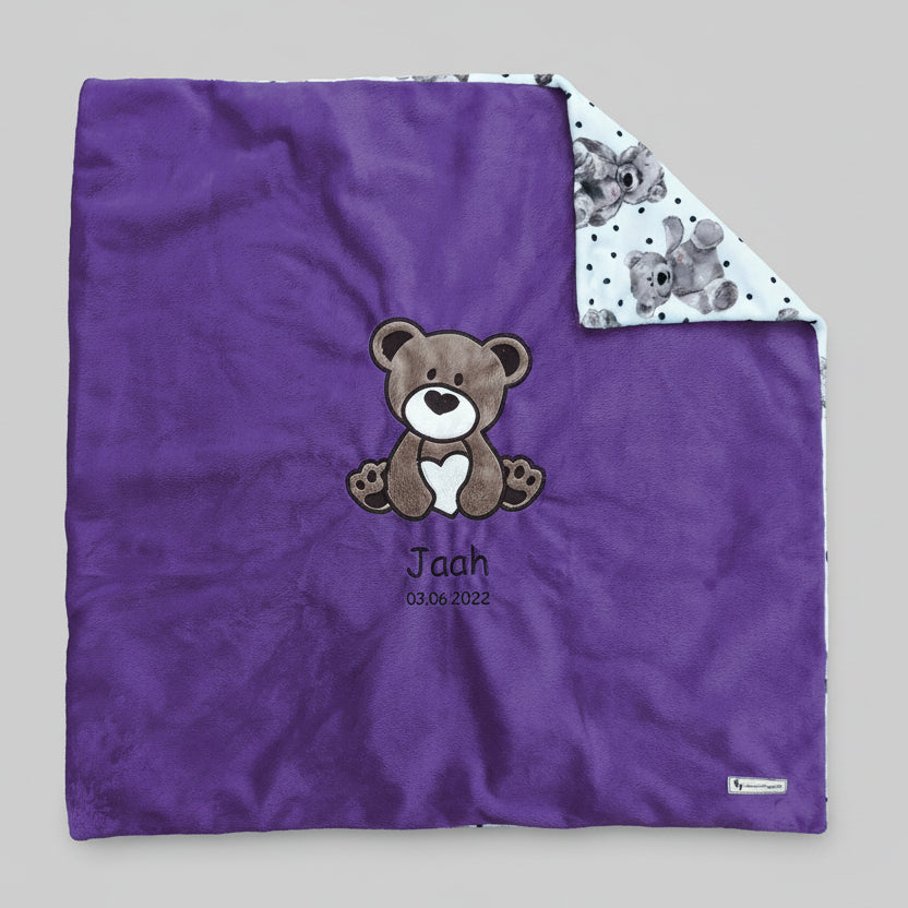 Personalisierte Babydecke als Geburtsgeschenk – kuschelige Minky-Decke mit Bär-Applikation in Violett, 73 x 73 cm, bestickt mit Name und Geburtsdatum, Swiss Made