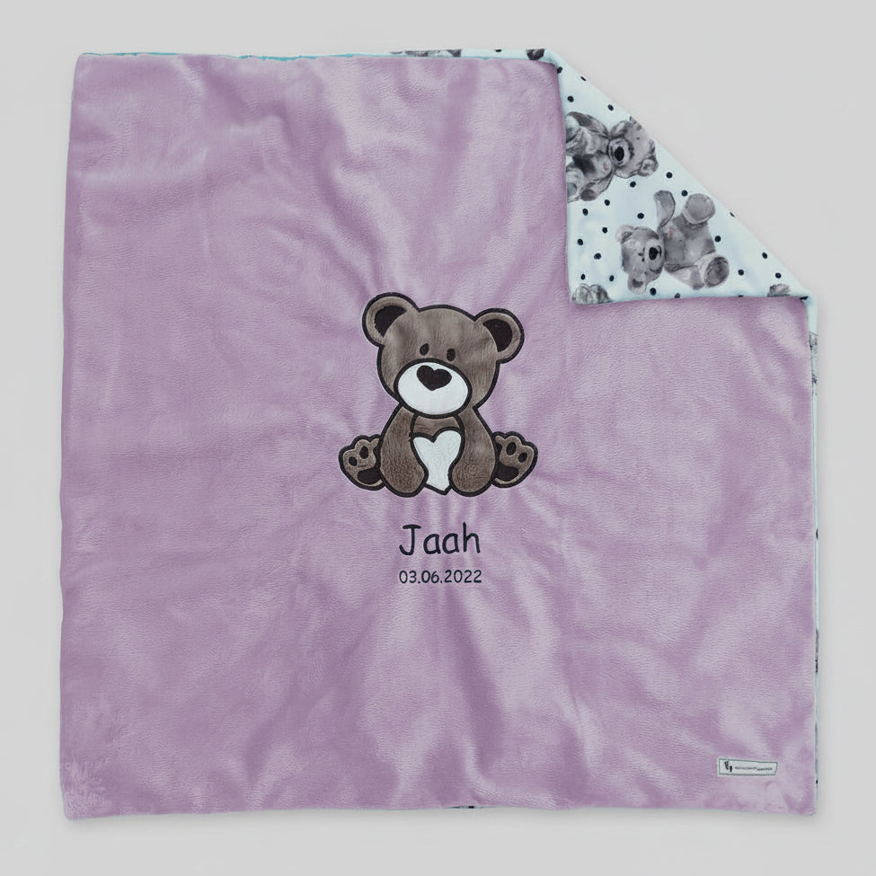 Personalisierte Babydecke als Geburtsgeschenk – kuschelige Minky-Decke mit Bär-Applikation in Altrosa, 73 x 73 cm, bestickt mit Name und Geburtsdatum, Swiss Made