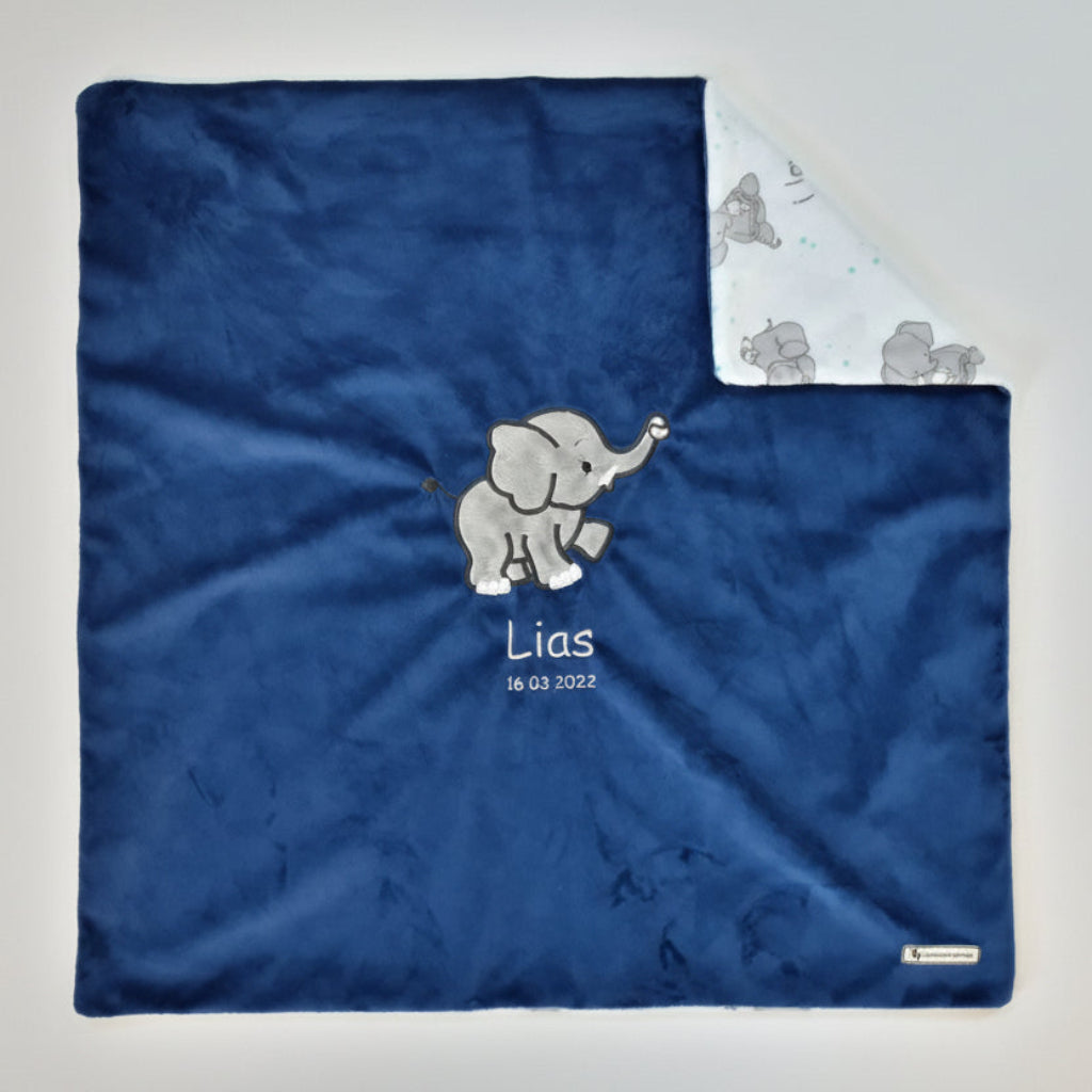 Personalisierte Babydecke als Geburtsgeschenk – kuschelige Minky-Decke mit Elefant-Applikation in Marineblau, 73 x 73 cm, bestickt mit Name und Geburtsdatum, Swiss Made