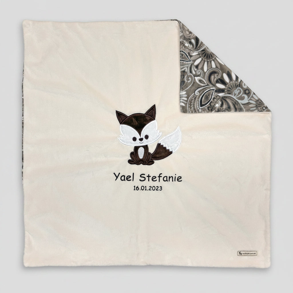 Personalisierte Babykuscheldecke in Creme mit Fuchs-Applikation und besticktem Namen und Geburtsdatum, Swiss Made