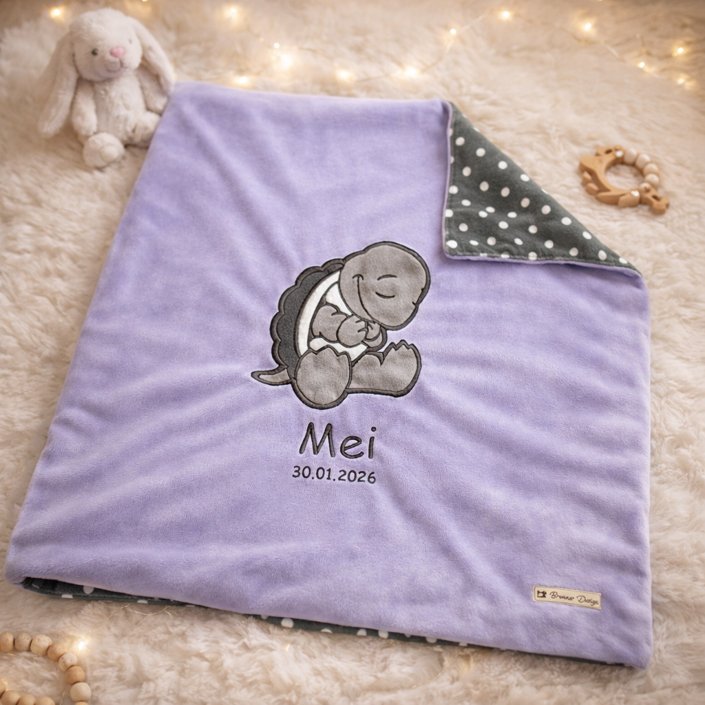 Personalisierte Babydecke als Geburtsgeschenk – kuschelige Minky-Decke mit Schildkröten-Applikation in Lila, 73 x 73 cm, bestickt mit Name und Geburtsdatum, Swiss Made