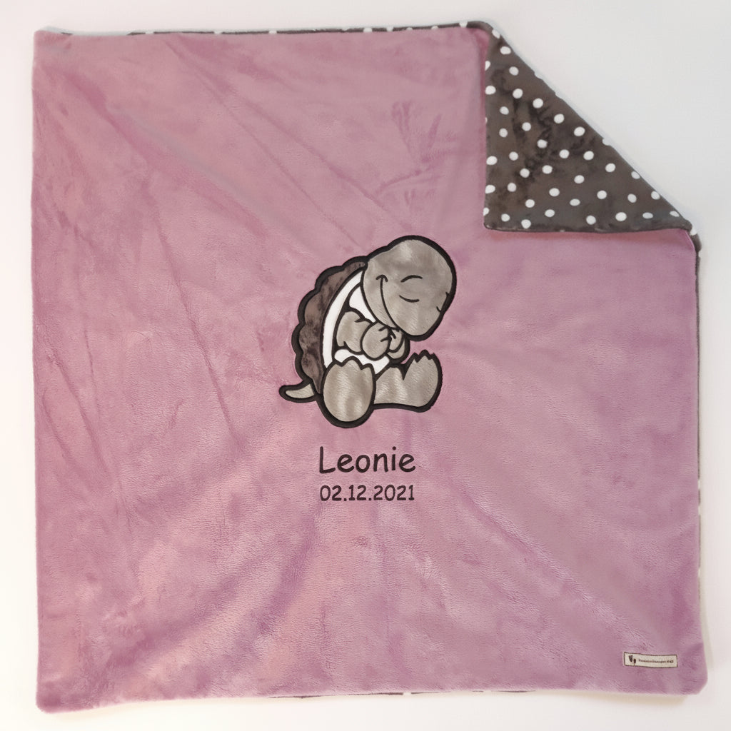 Personalisierte Babydecke als Geburtsgeschenk – kuschelige Minky-Decke mit Schildkröten-Applikation in Altrosa, 73 x 73 cm, bestickt mit Name und Geburtsdatum, Swiss Made