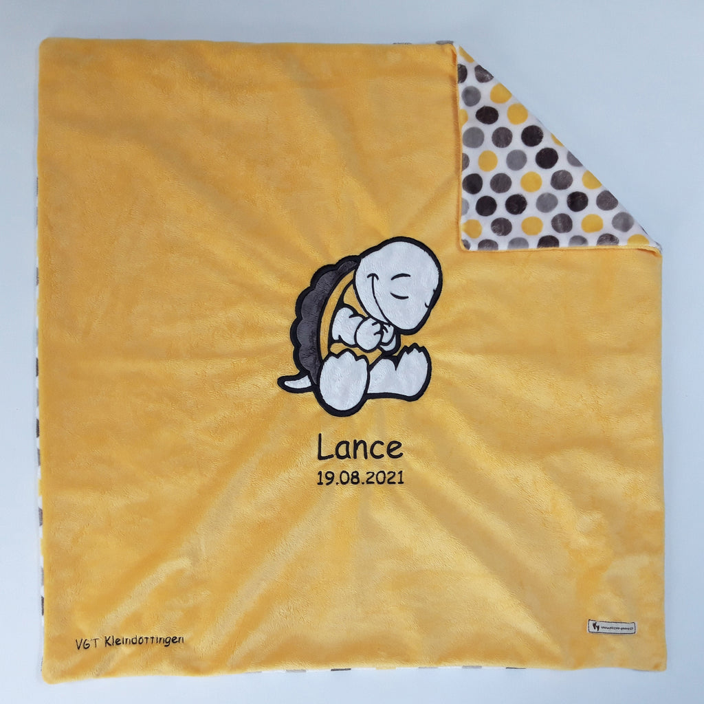Personalisierte Babydecke als Geburtsgeschenk – kuschelige Minky-Decke mit Schildkröten-Applikation in Gelb, 73 x 73 cm, bestickt mit Name und Geburtsdatum, Swiss Made