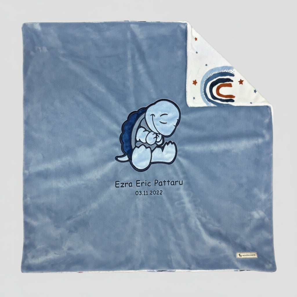 Personalisierte Babydecke als Geburtsgeschenk – kuschelige Minky-Decke mit Schildkröten-Applikation in Jeansblau, 73 x 73 cm, bestickt mit Name und Geburtsdatum, Swiss Made