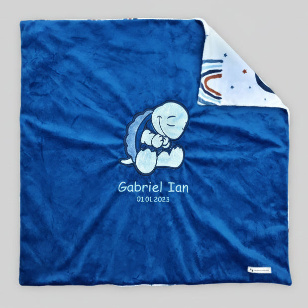 Personalisierte Babydecke als Geburtsgeschenk – kuschelige Minky-Decke mit Schildkröten-Applikation in Marineblau, 73 x 73 cm, bestickt mit Name und Geburtsdatum, Swiss Made