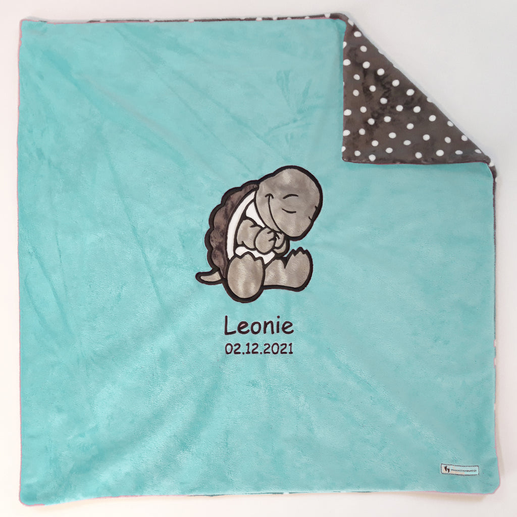 Personalisierte Babydecke als Geburtsgeschenk – kuschelige Minky-Decke mit Schildkröten-Applikation in Mintblau, 73 x 73 cm, bestickt mit Name und Geburtsdatum, Swiss Made