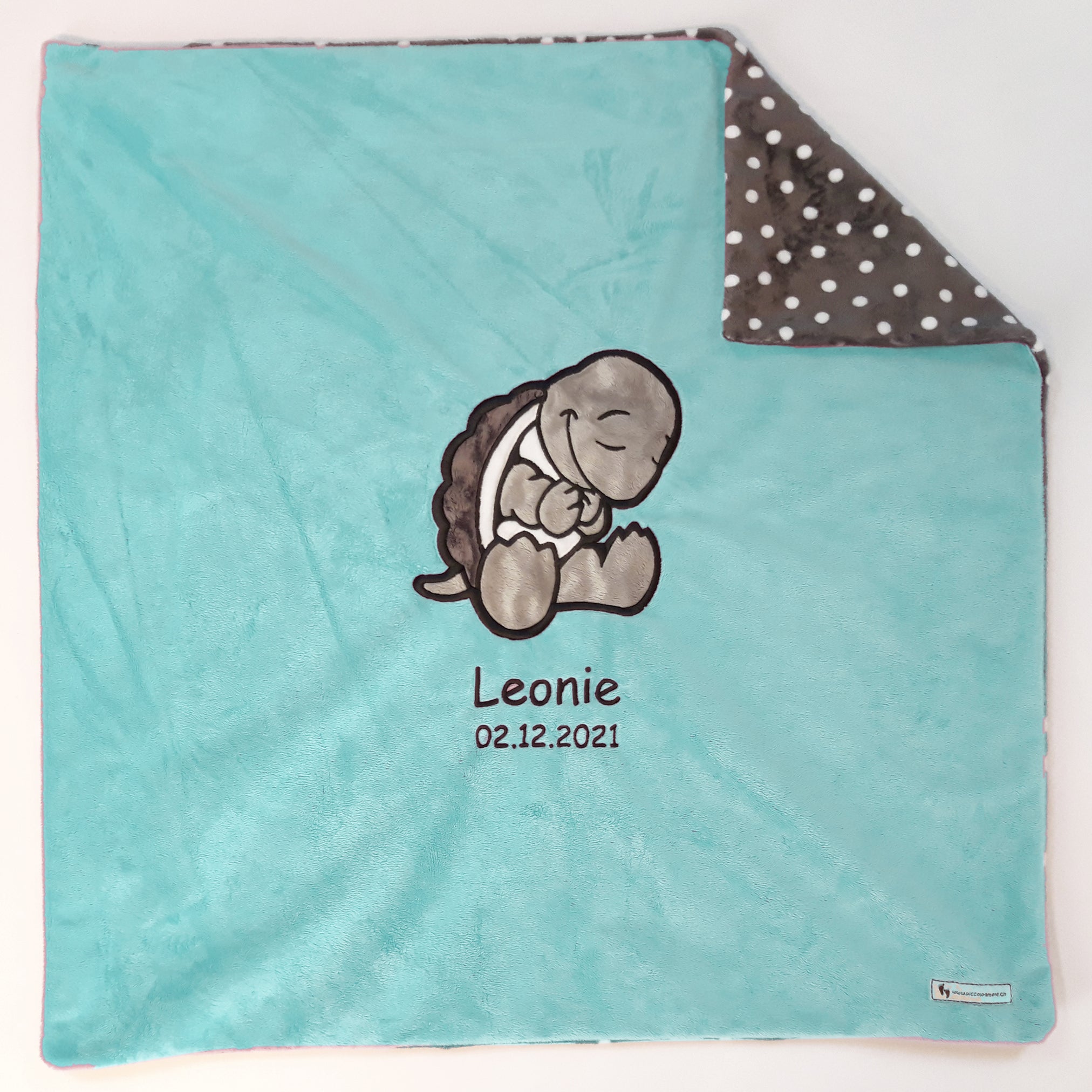 Personalisierte Babydecke als Geburtsgeschenk – kuschelige Minky-Decke mit Schildkröten-Applikation in Mintblau, 73 x 73 cm, bestickt mit Name und Geburtsdatum, Swiss Made
