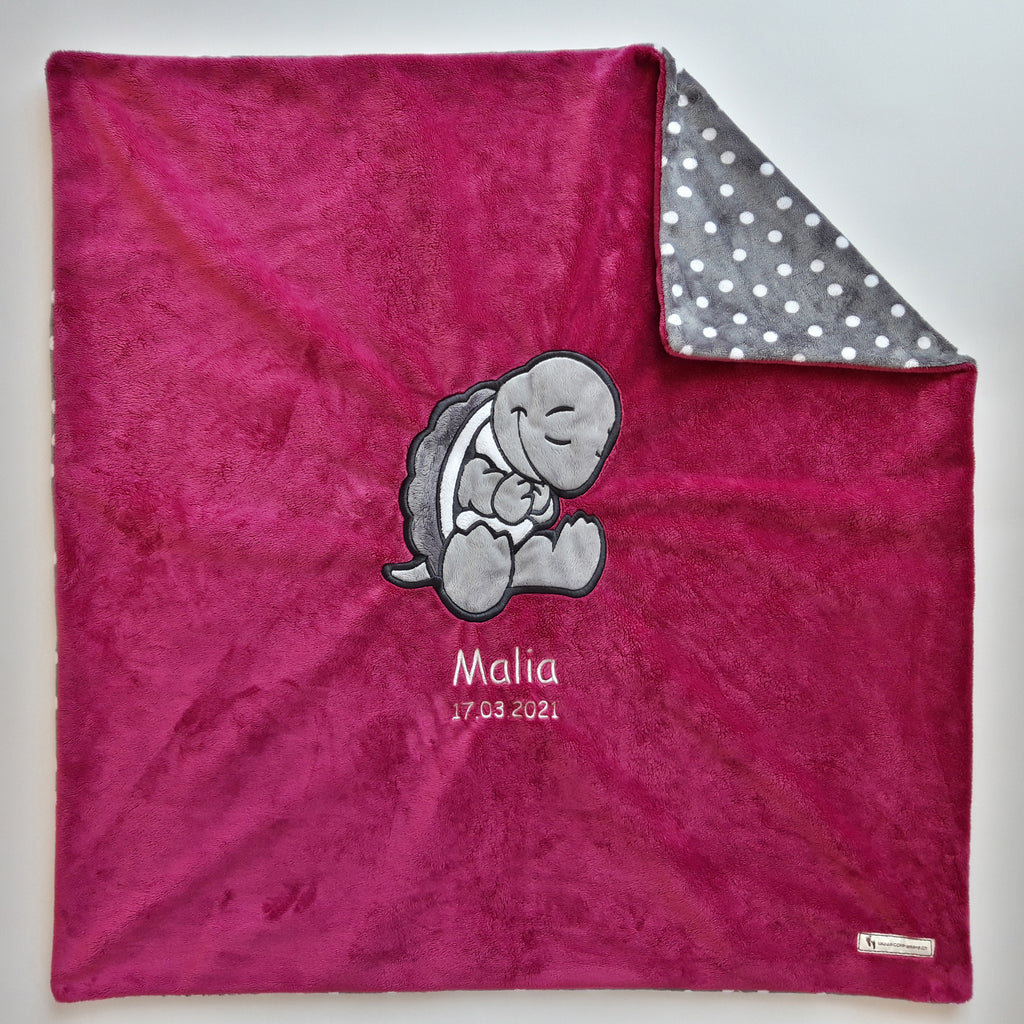 Personalisierte Babydecke als Geburtsgeschenk – kuschelige Minky-Decke mit Schildkröten-Applikation in Pink, 73 x 73 cm, bestickt mit Name und Geburtsdatum, Swiss Made