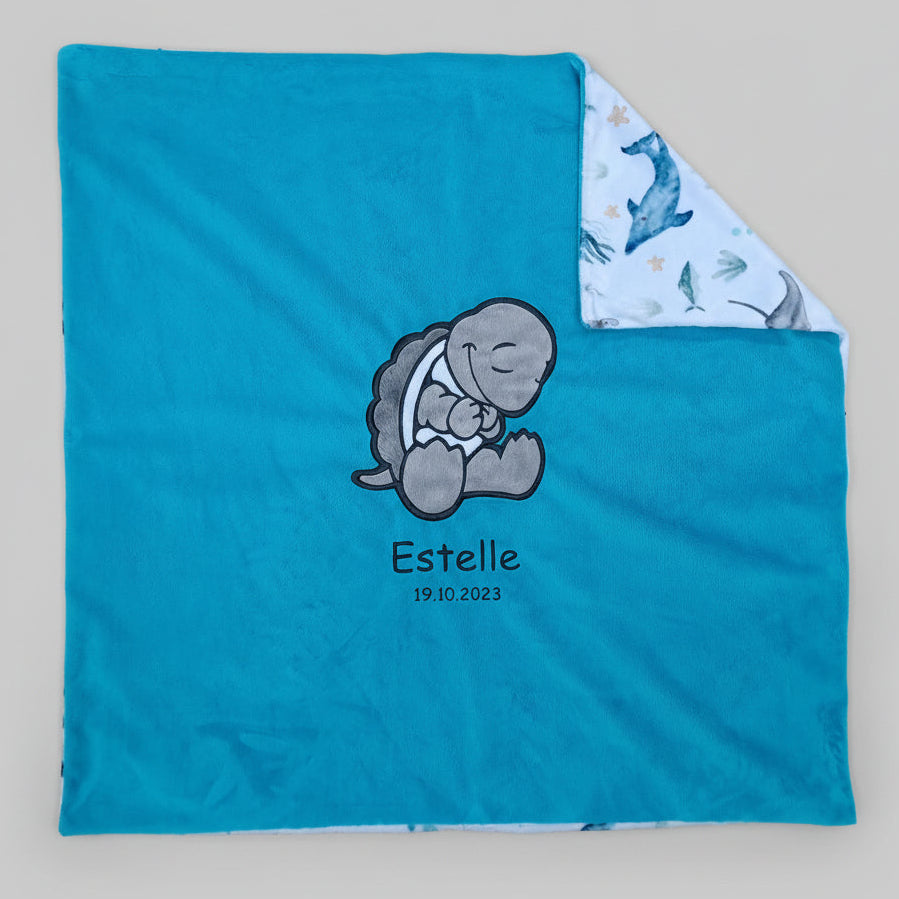 Personalisierte Babydecke als Geburtsgeschenk – kuschelige Minky-Decke mit Schildkröten-Applikation in Türkis, 73 x 73 cm, bestickt mit Name und Geburtsdatum, Swiss Made
