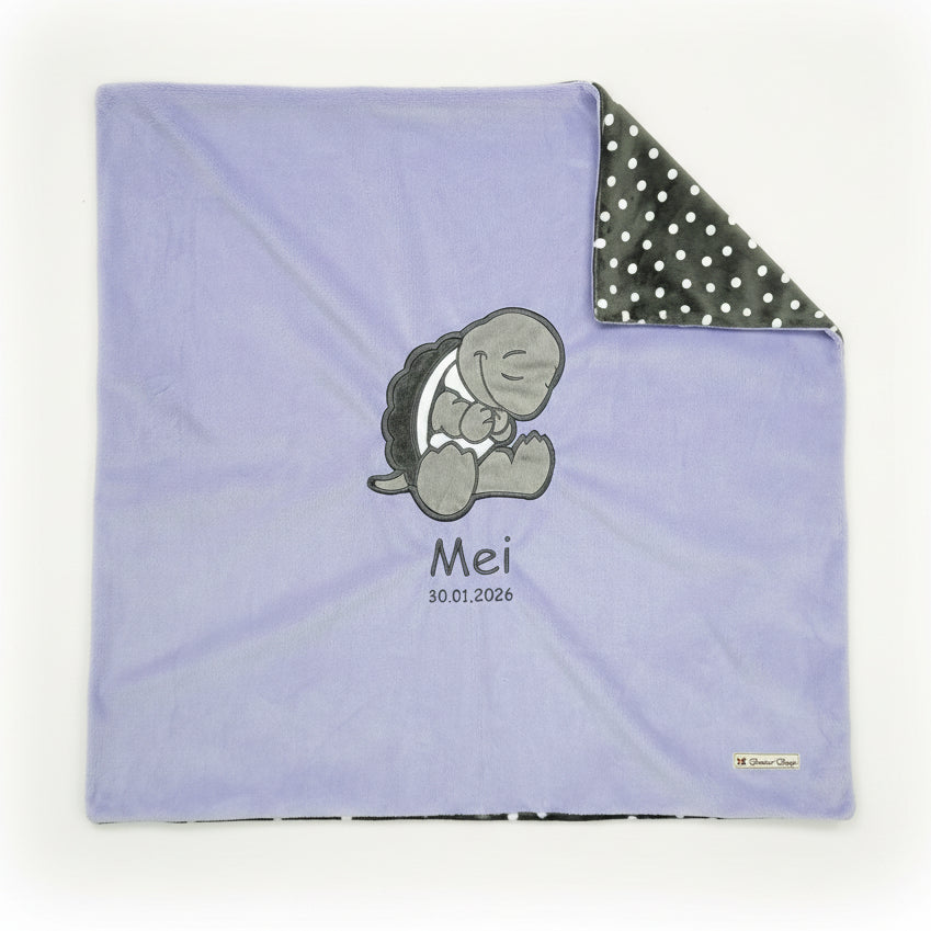kuschelige Babydecke mit Schildkrötenmotiv in Lila aus Minky-Polyester in Grösse 73 x 73 cm, handgefertigt in der Schweiz, swiss made