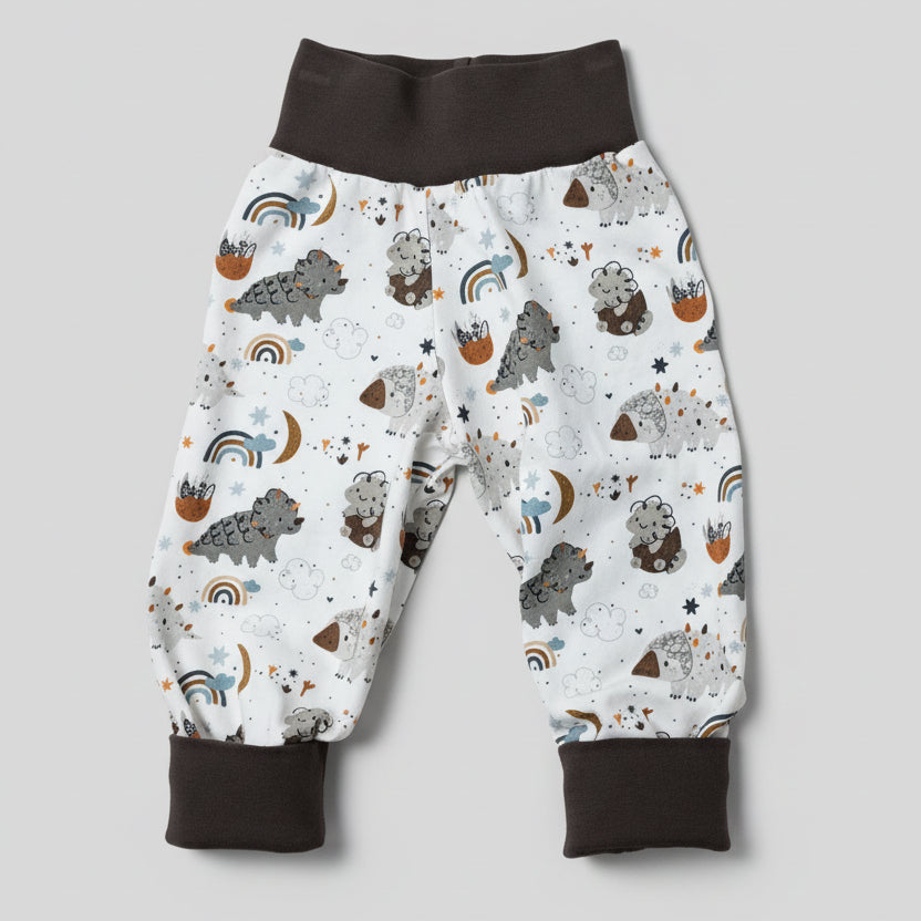 Babyhose aus Baumwolljersey mit Dinosauriermuster in weiss und braun, handgefertigt in der Schweiz, swiss made