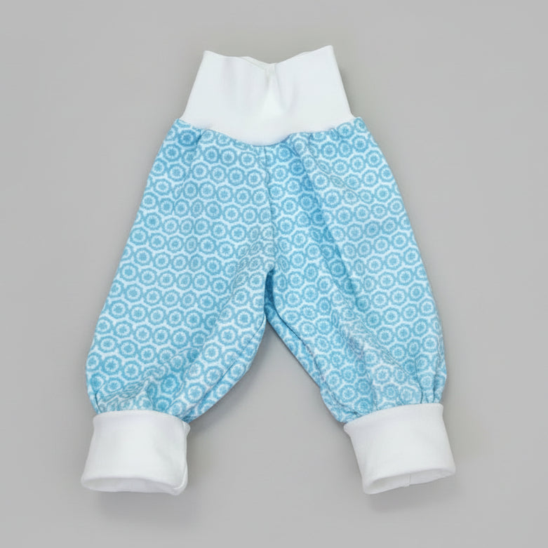 Babyhose aus Baumwolljersey in weiss und türkis, handgefertig in der Schweiz, Swiss Made