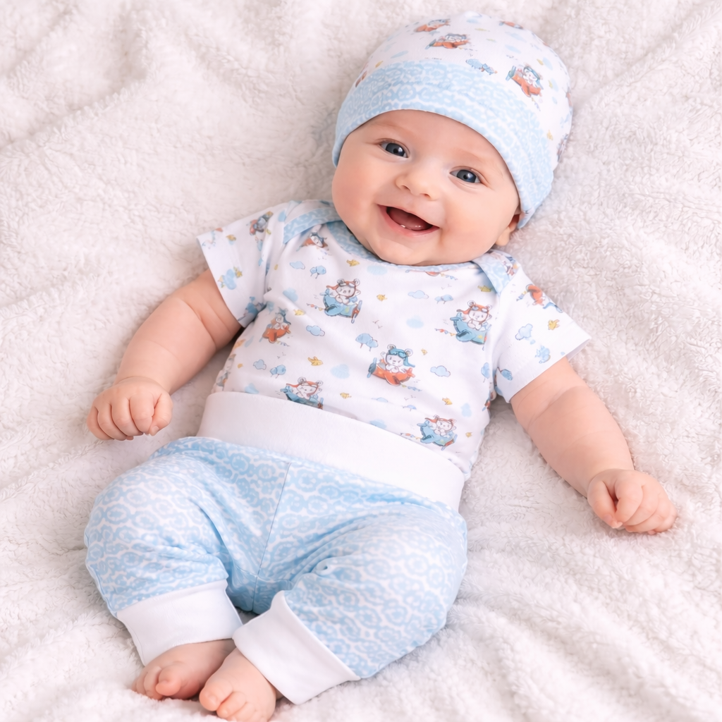 Babymütze, Babybody und Babyhose mit Flugzeugmotiv aus Baumwolljersey in weiss und türkis, handgefertig in der Schweiz, Swiss Made