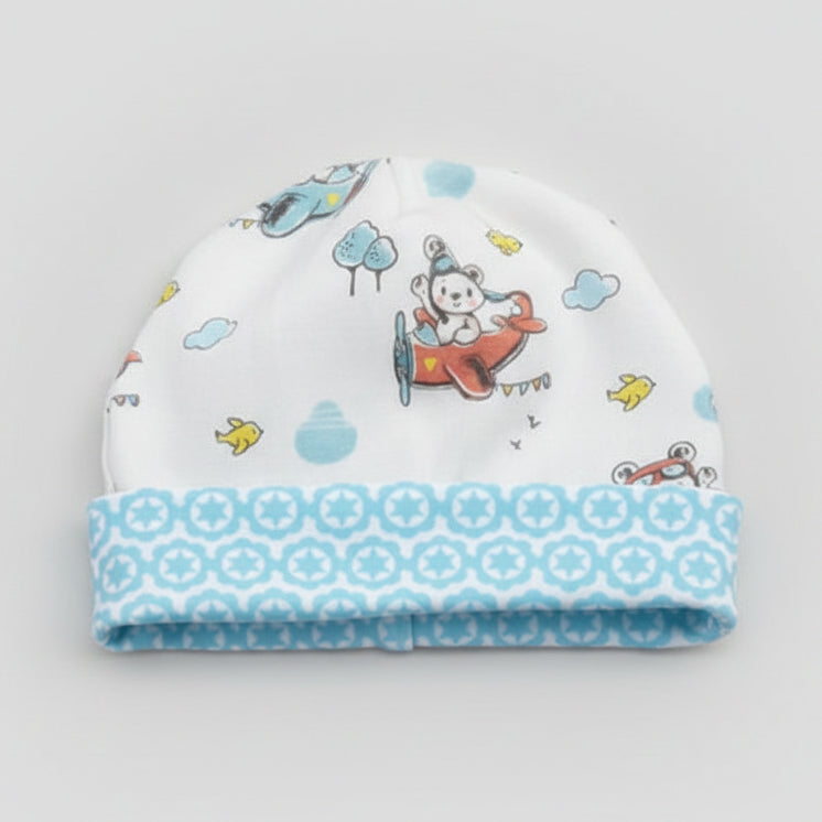 Babymütze aus Baumwolljersey mit Flugzeugmotiv in weiss und türkis, handgefertig in der Schweiz, Swiss made