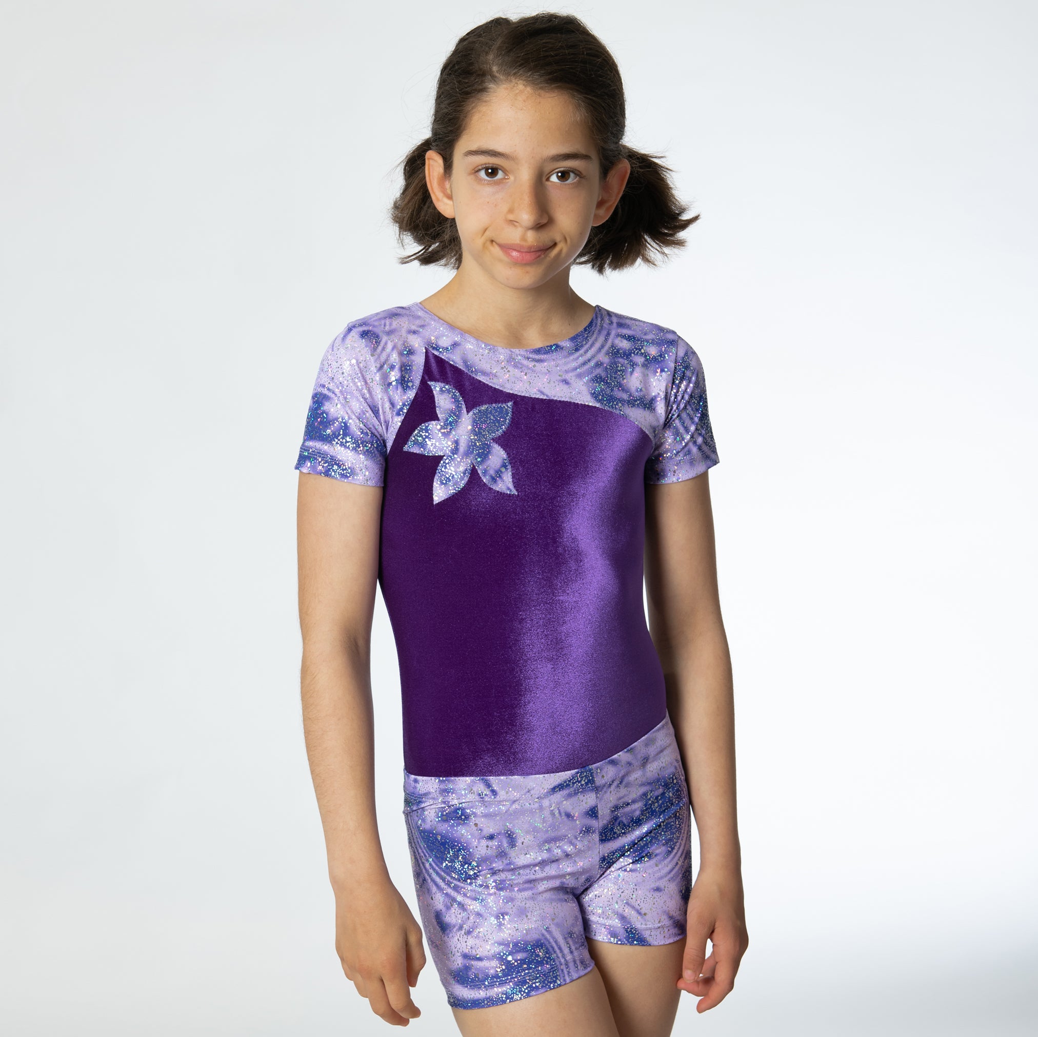 Turndress mit kurzen Ärmeln in violett und lila mit passenden Shorts