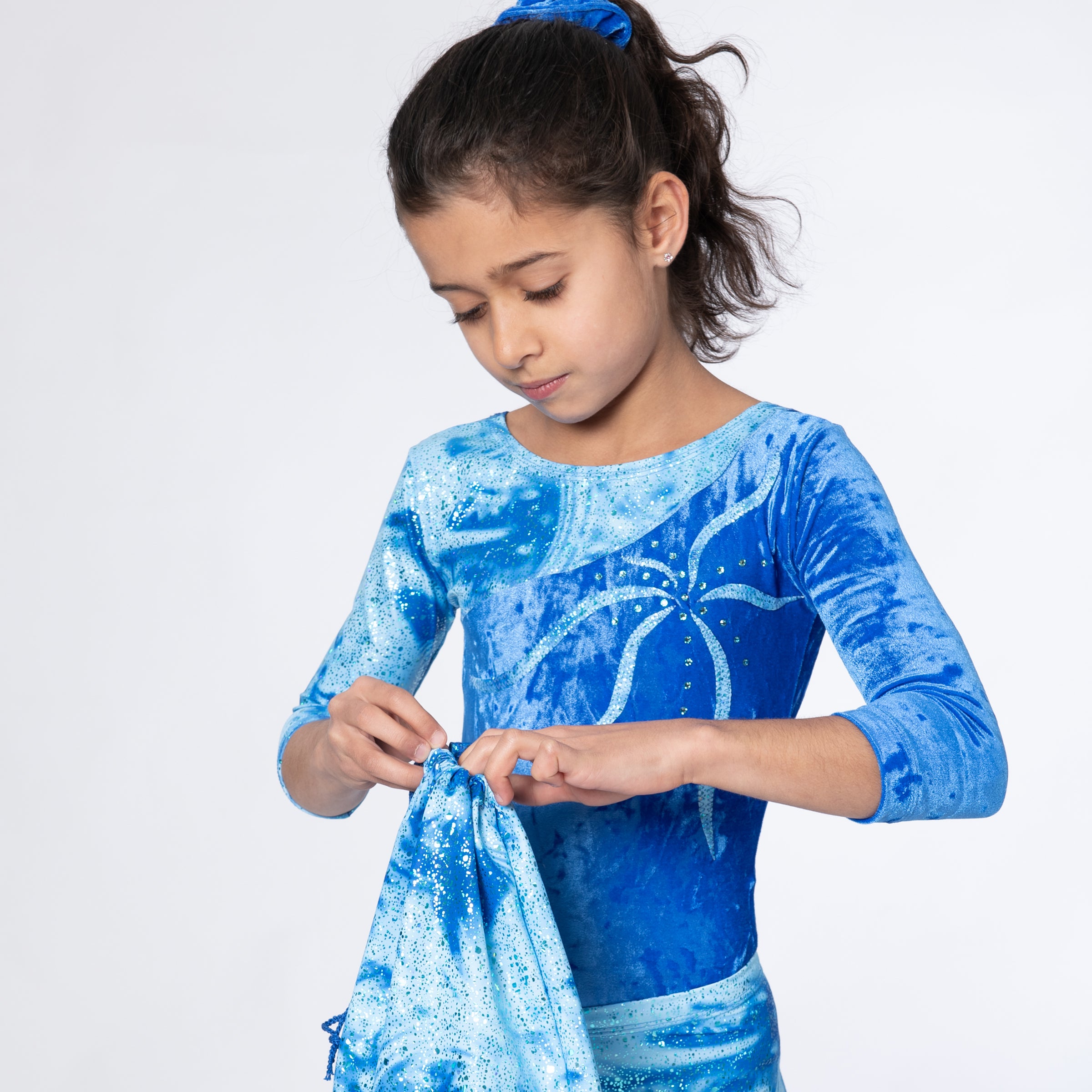 blaues 3/4-Arm Turndress in Samt und Lycra mit Strasssteinen verziert