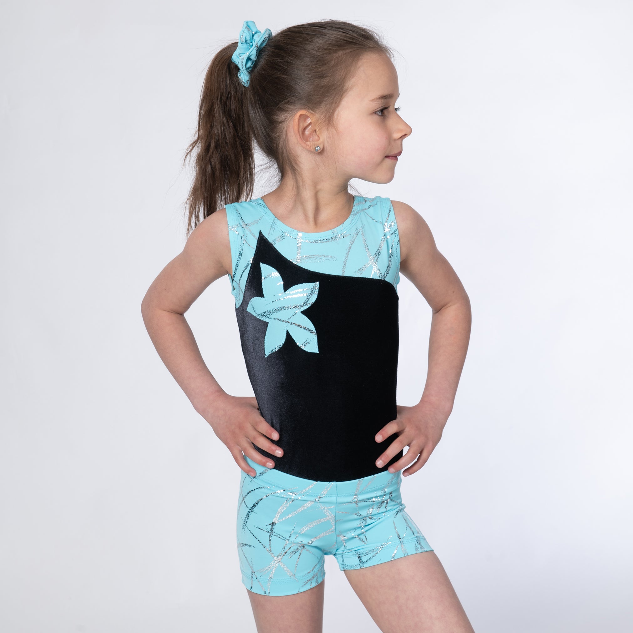 Turndress ohne Ärmel in schwarz und türkis/silber mit passender Short in türkis/silber