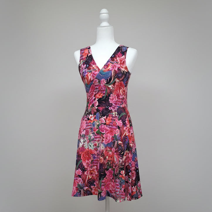 Pinkes Damenkleid mit V-Ausschnitt aus Viskosejersey, handgefertigt in der Schweiz – Bronner Design