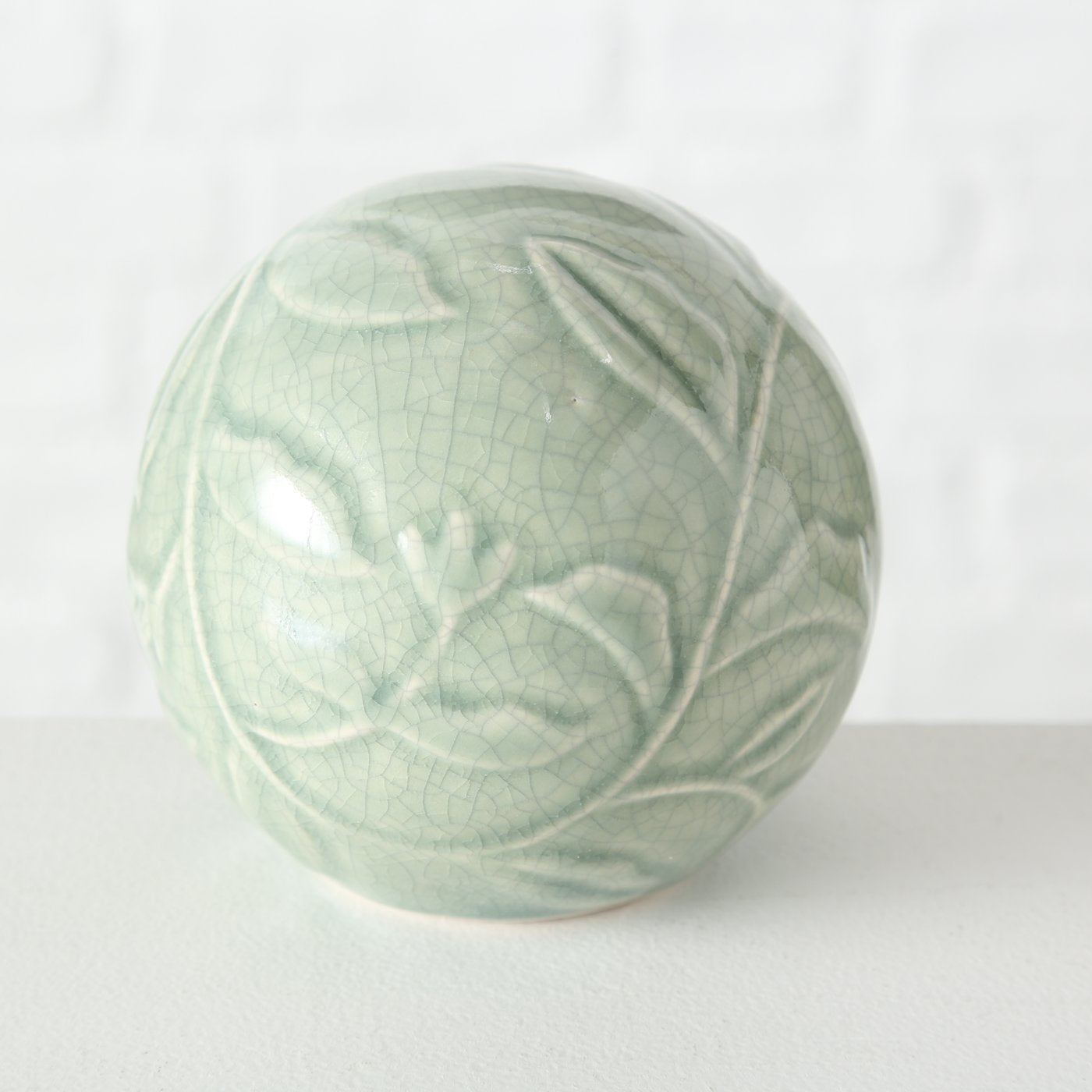 Deko-Kugel Jaden – Lasierte Keramikkugel in Grüntönen von Boltze