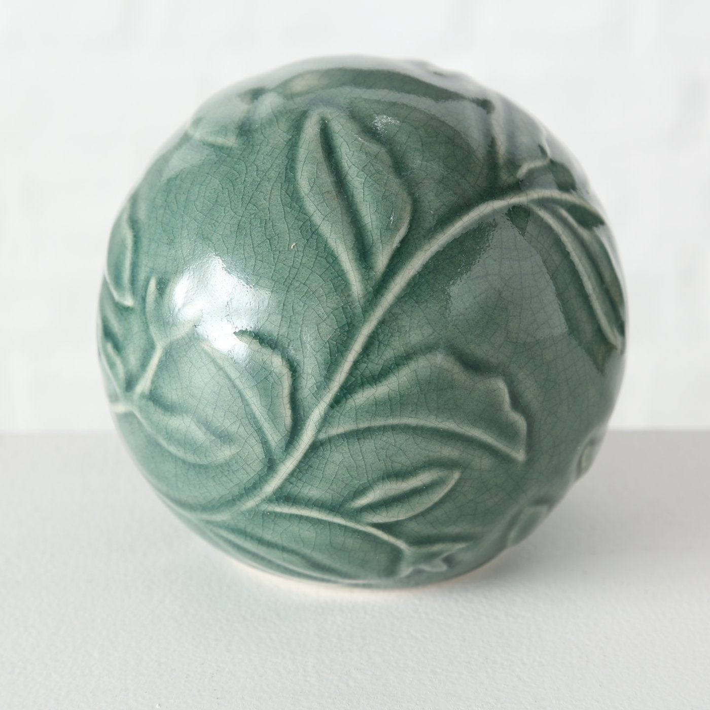 Deko-Kugel Jaden – Lasierte Keramikkugel in Grüntönen von Boltze
