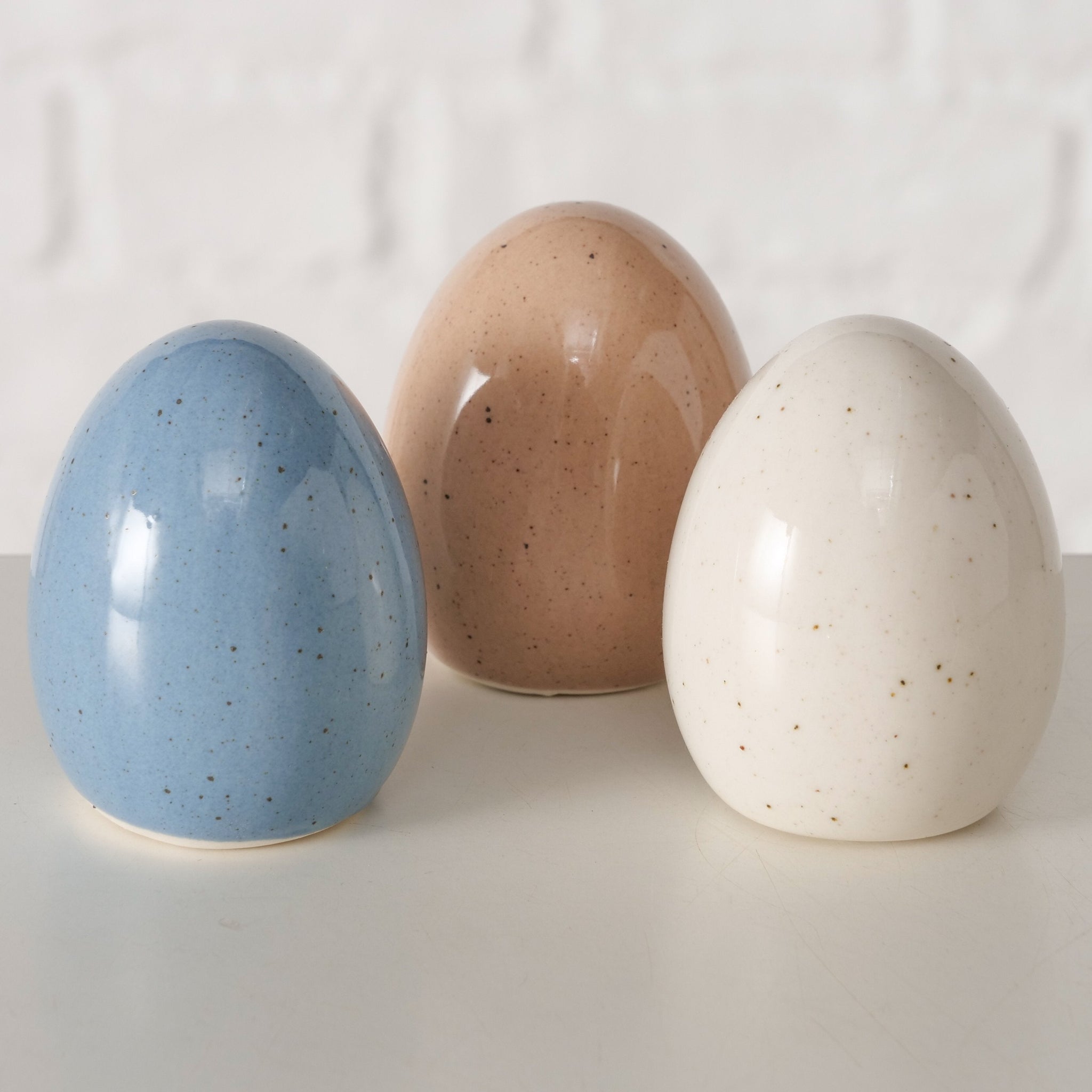 Handbemaltes Porzellan-Osterei Mylana – Edle Frühlingsdekoration in Beige-Blau