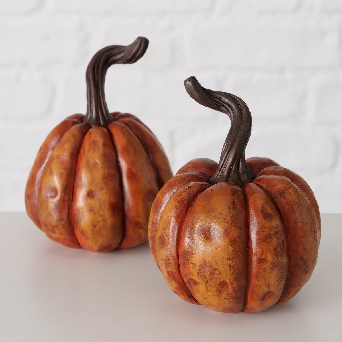 Deko-Kürbis Magalo – handbemalt in Orange, 9 cm