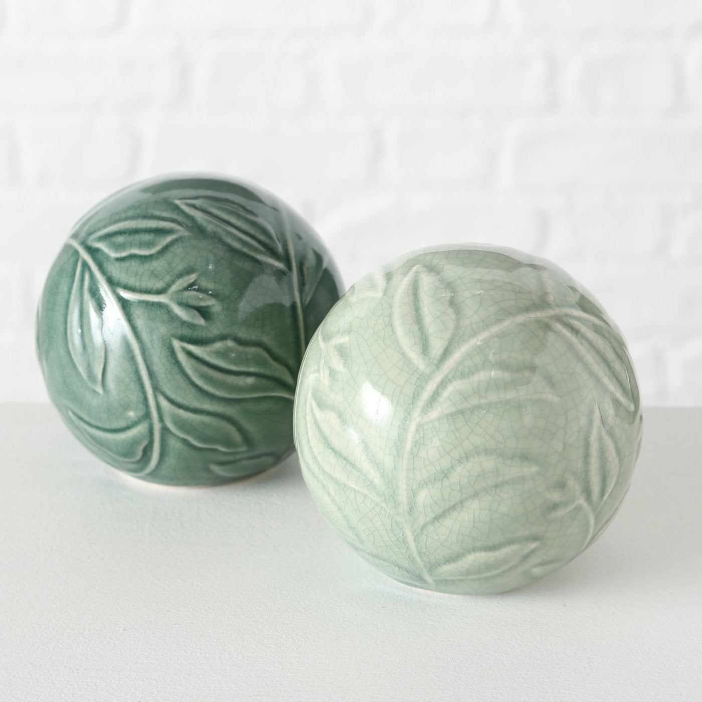 Deko-Kugel Jaden – Lasierte Keramikkugel in Grüntönen von Boltze